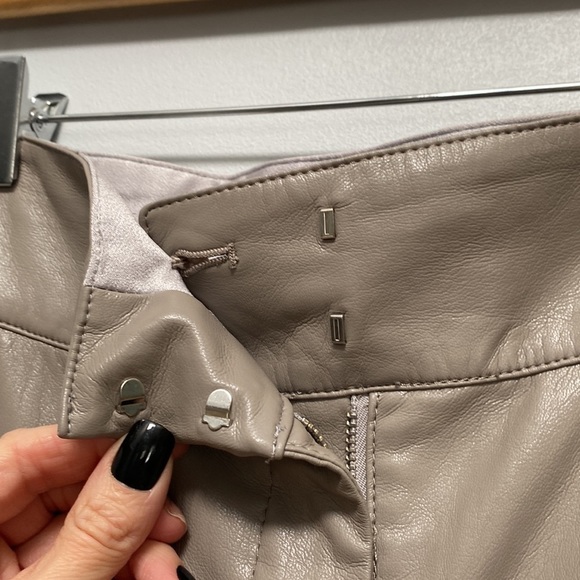 ARITZIA Babaton Vegan Leather Caramel/Cream Belted Pants Size 4 - Picture 9 of 13